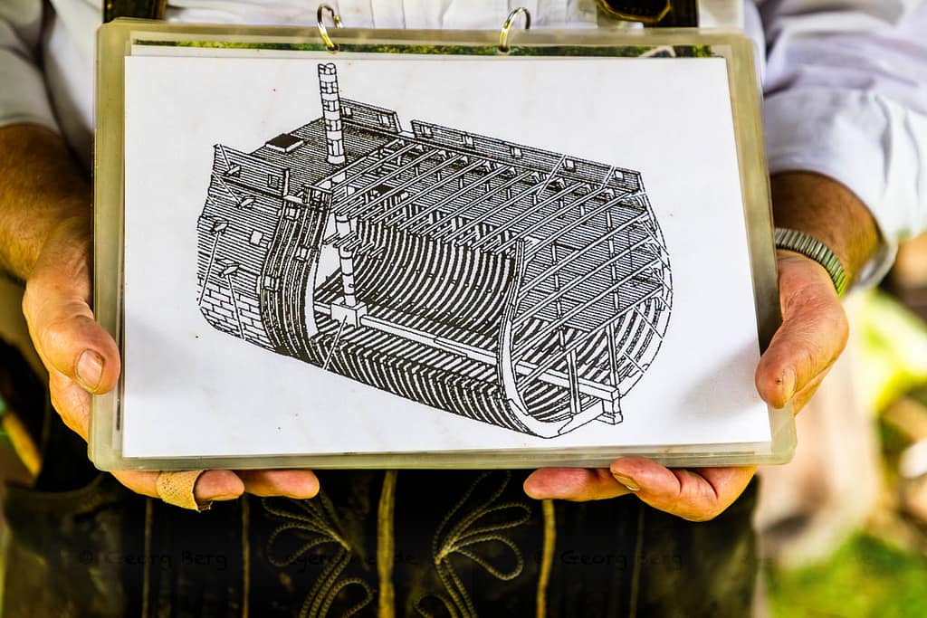 Flößer Martin Sprang zeigt Konstruktionszeichnungen, die im Wald zur Auswahl der Bäume verwendet werden konnten / © Foto: Georg Berg