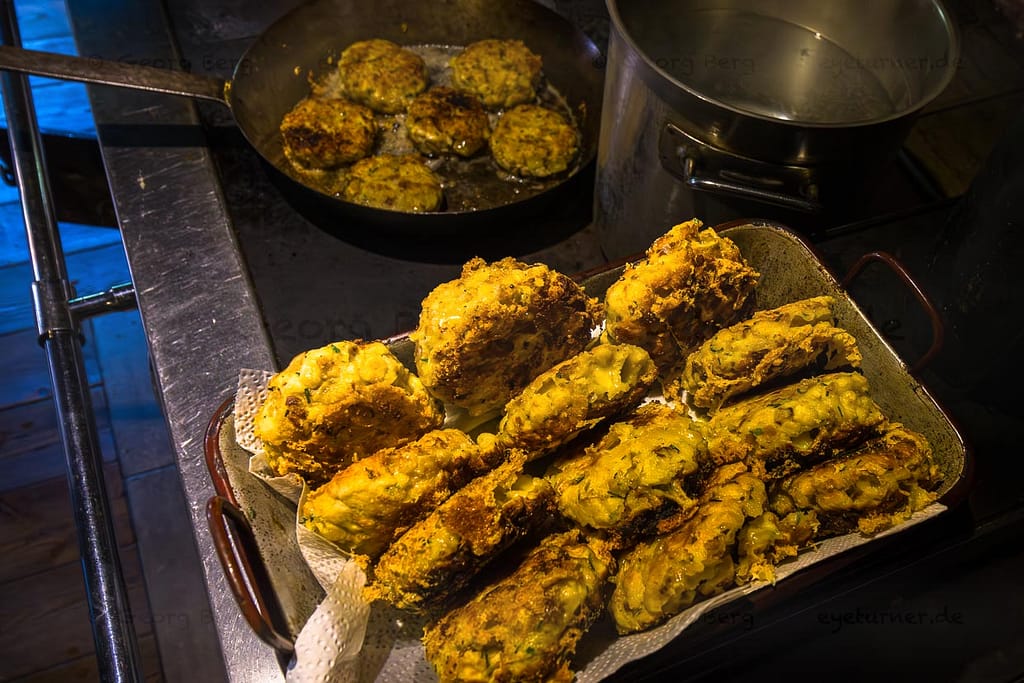 Kaspressknödel bestehen im Wesentlichen aus Knödelbrot und Käsewürfeln. Sie werden in der Pfanne gebraten und in einer Bouillon serviert / © Foto: Georg Berg