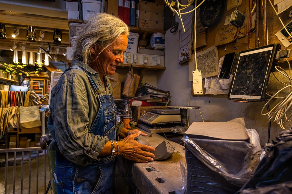 Keramikkünstlerin Lisa Wohlfahrt betreibt seit 1997 eine Töpferwerkstatt mit Restaurant und Café sowie Verkaufsraum für Töpferwaren und Souvenirs im Badeort Mölle, Mölle Krukmakeri / © Foto: Georg Berg