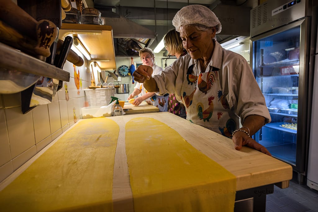 Nudelmanufaktur von Monica und Daniela, zwei Schwestern, die das Geschäft von ihrer Mutter Renata Zappoli in Bologna übernommen haben / © Foto: Georg Berg