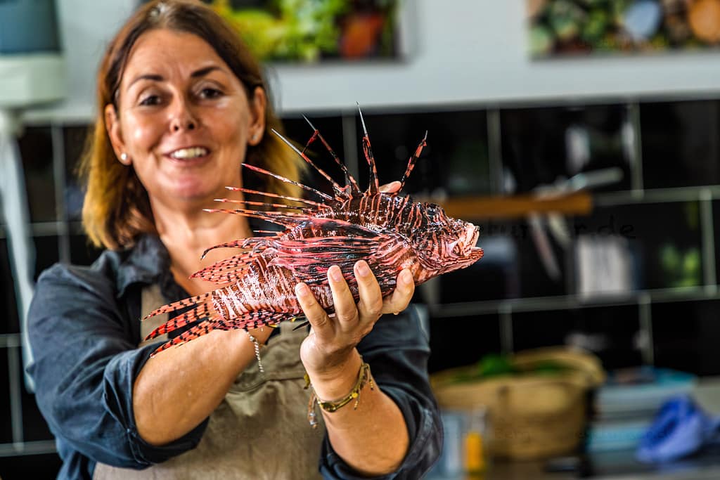 Karibischer Kochworkshop mit der Küchenchefin Helmi Smeulders und dem roten Feuerfisch / © Foto: Georg Berg