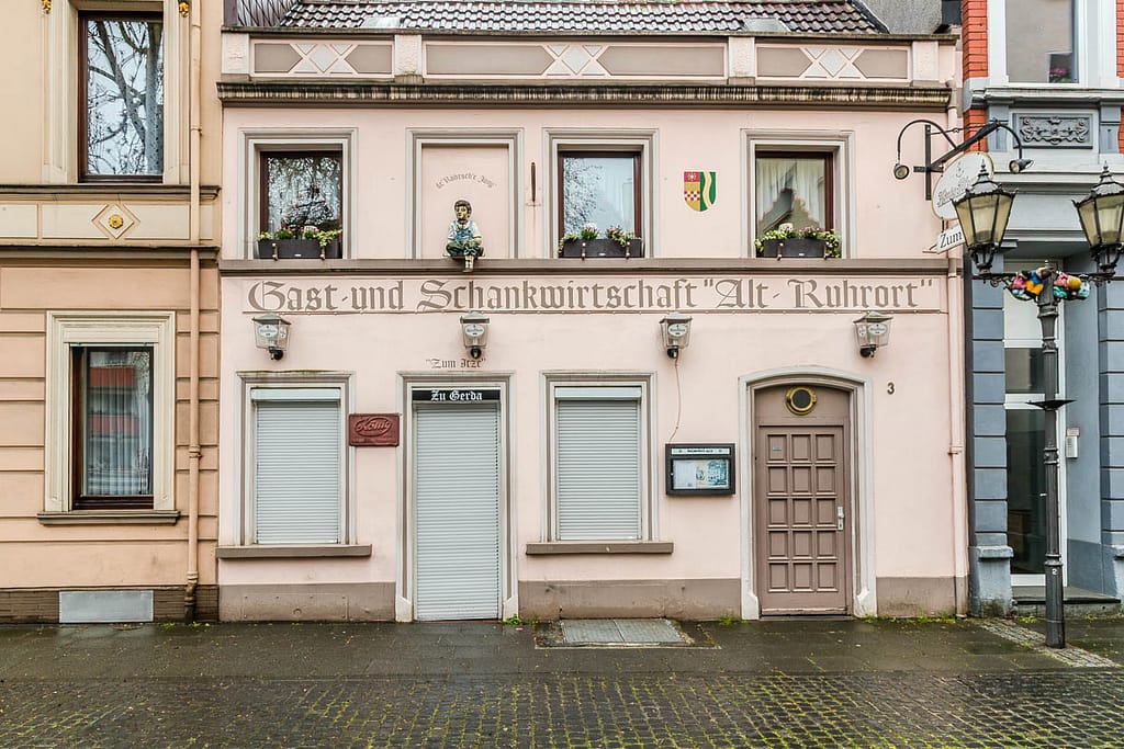 Gaststätte "Alt Ruhort" mit Schildern und Dekorationen in Duisburg, Germany
