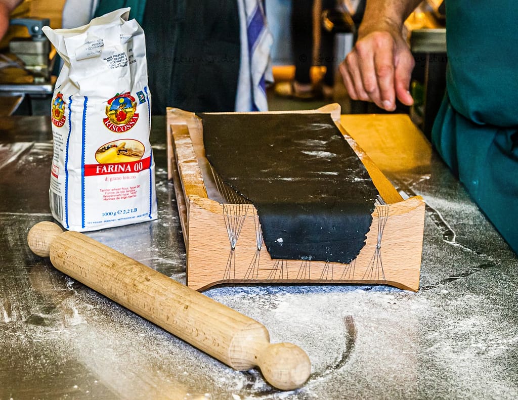 Die Carraturo in Aktion und das Nudelholz liegt schon bereit und erfüllt hier seinen ureigensten Zweck! / © Foto: Georg Berg