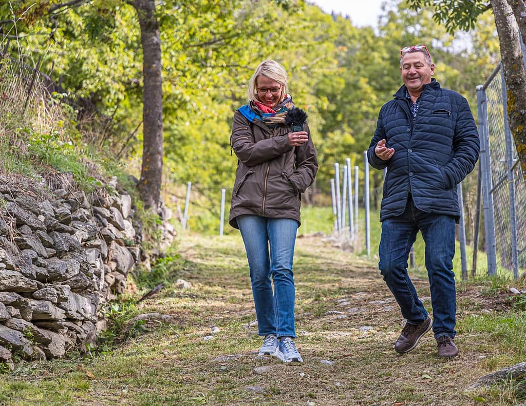 German Jossen ist Zunftmeister von Mund und ein kenntnisreicher Gesprächspartner. Auf dem Safran-Lehrpfad mit Angela Berg kommen auch die aktuellen Herausforderungen der Safran-Zunft zur Sprache / © Foto: Georg Berg