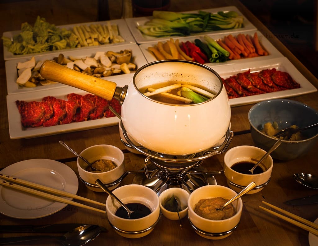Ja-Panisch trifft Ja-Mecklenburgisch – ein Fondue der besonderen Art kann von den Gästen bestellt werden. Dann treffen japanische Zutaten wie Ponzusoße auf zartestes Rindfleisch aus Mecklenburg. In einer leichten Misobrühe wird das Rindfleisch sowie eine große Auswahl an Gemüse gegart. Zum würzen werden Ponzusoße, Soyasoße und Sesamsoße gereicht. Eine schöne Melange aus asiatischer Leichtigkeit und bodenständigen Zutaten aus der Region / © Foto: Georg Berg