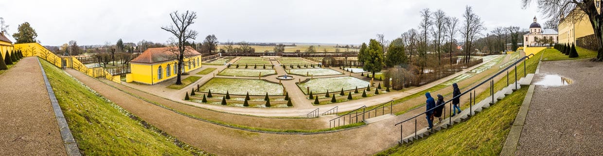 Panoramablick vom Klosterplatz auf den Klostergarten Neuzelle mit Orangerie und barocker Gartengestaltung über die Auenlandschaft der Oder bis nach Polen. Der Neuzeller Klostergarten gehört zu den bedeutendsten Gartenanlagen in Deutschland / © Foto: Georg Berg