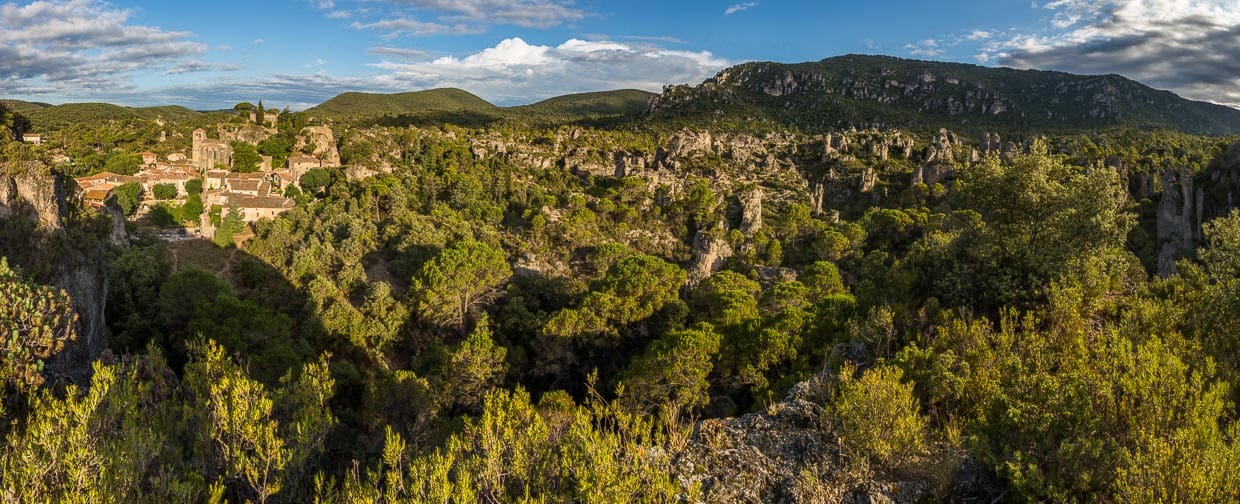 Ausgangspunkt zum Cirque de Mourèze ist der gleichnamige Ort / © Foto: Georg Berg