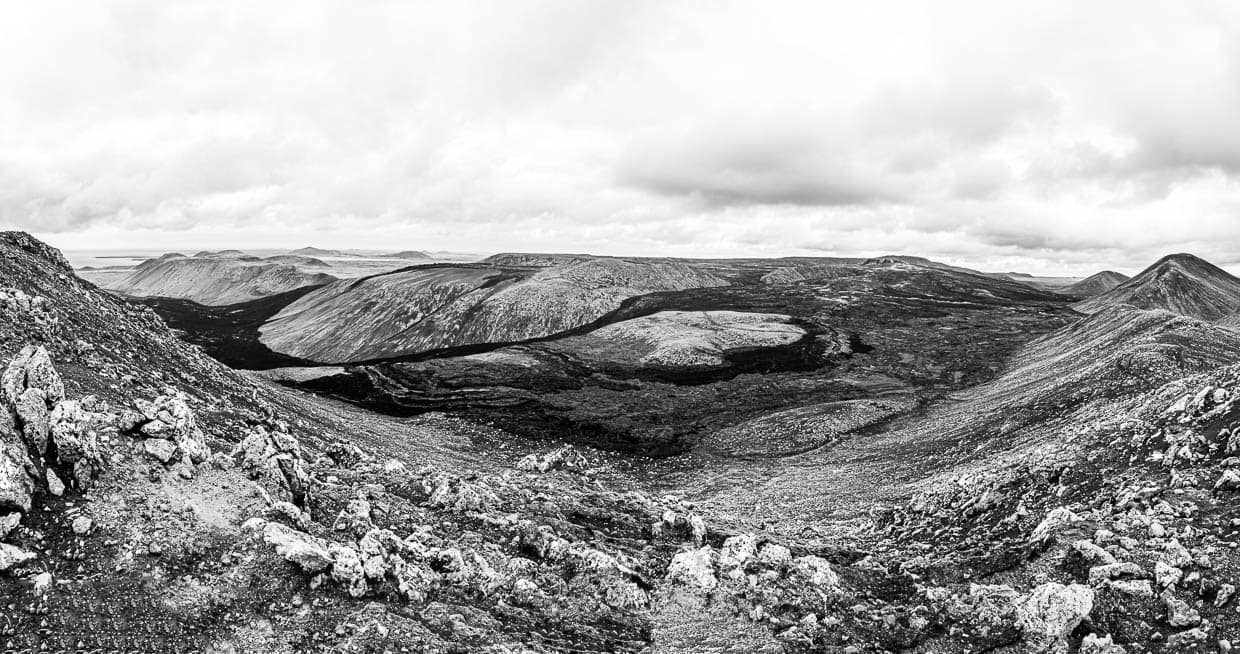 Geldingadalir, der jüngste Vulkan Islands hat erst vor wenigen Monaten aufgehört zu spucken. Die Lava ist tiefschwarz aber immer noch spürt man die Hitze / © Foto: Georg Berg