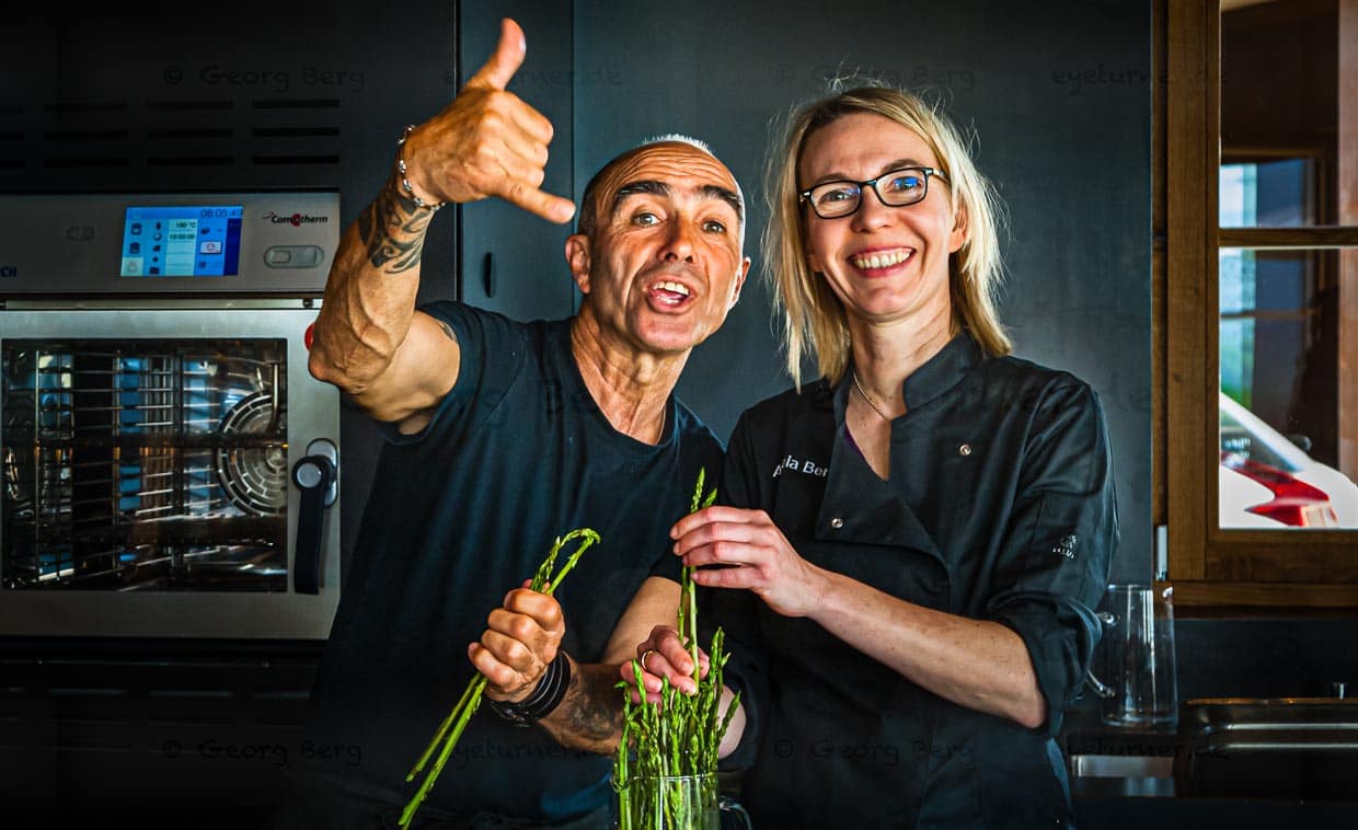 Wer rastet der rostet: Einmal Hände waschen, Schürze um und los geht der Spargel-Workshop.Die Zubereitung des wilden Spargels kann beginnen / © Foto: Georg Berg