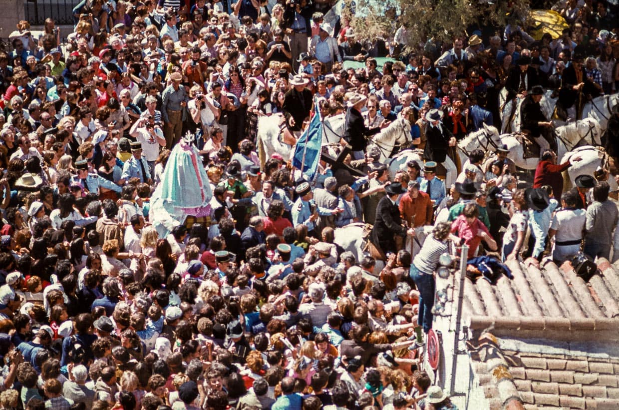Die Rufe "Vive Sainte Sara" ertönen tausendfach während der Prozession durch die Stadt zum Strand von Saintes-Maries-de-la-Mer (Frankreich) im Jahr 1978/ © Foto: Georg Berg