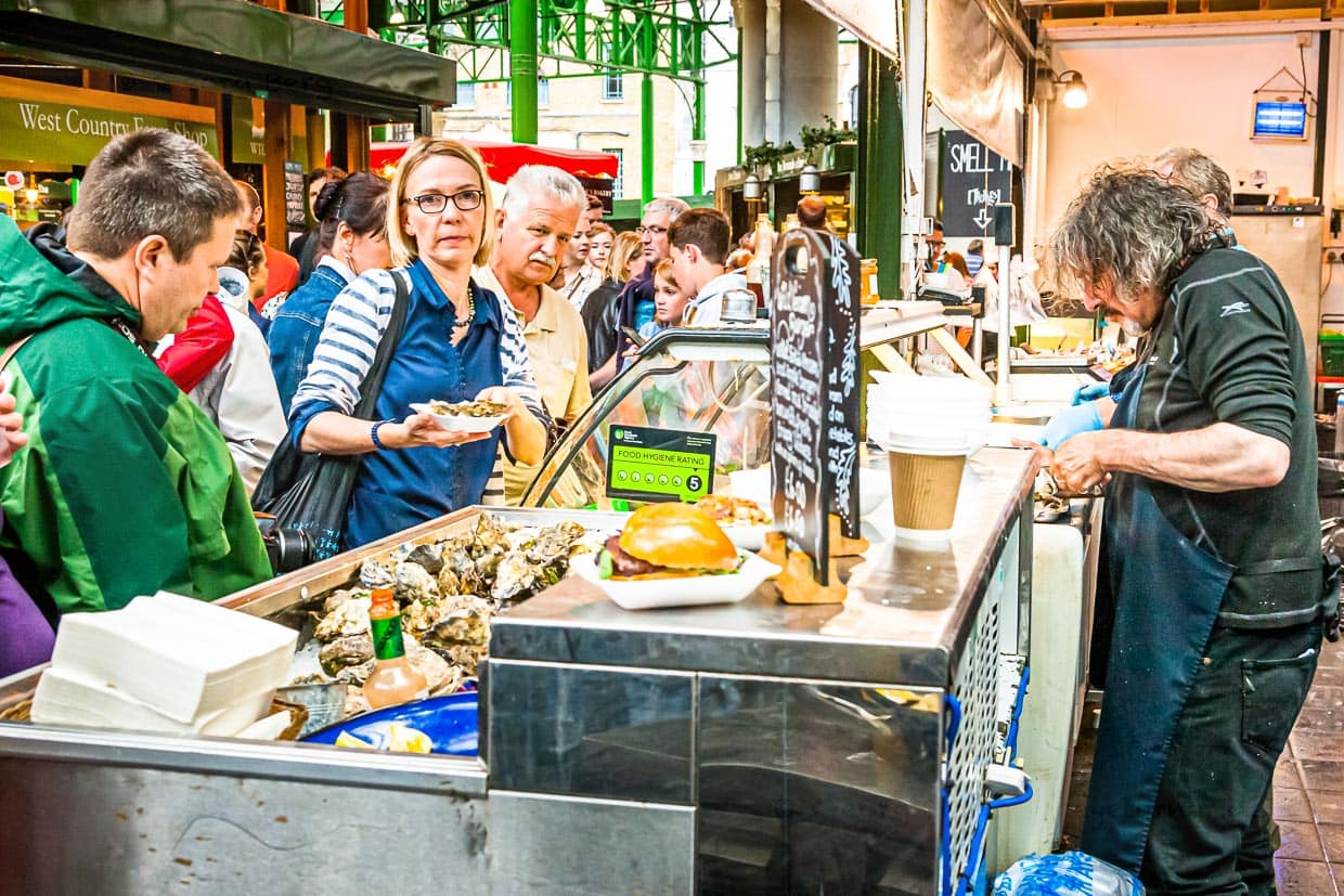 Auf dem Borough Market in London geht es am Wochenende recht tumultartig zu. Auch für Austern muss man hier Schlange stehen. Wer auf Burger de luxe oder Burritos steht, muss länger warten / © Foto: Georg Berg