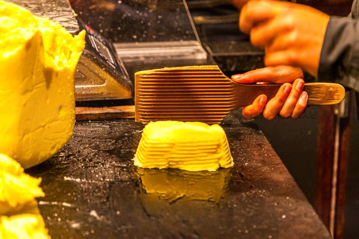 Im Maison de Beurre von Jean-Yves Bordier in Saint Malo schlagen Butter-Paddel Wasser aus der Butter heraus / © Foto: Georg Berg