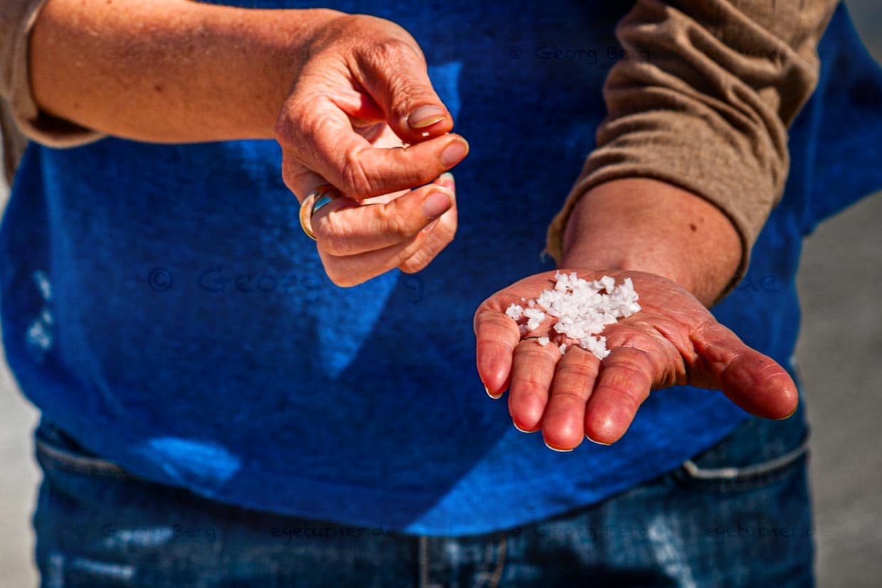 Das Fleur des Sel mit groben Kristallen hat sich bei Westwind gebildet / © Foto: Georg Berg