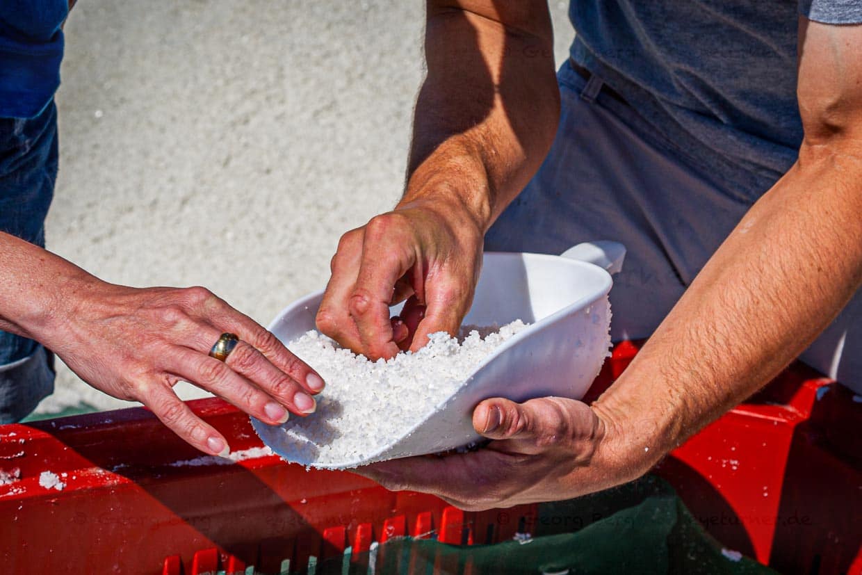 Salzbauer Matthieu zeigt die feine Struktur des Fleur de Sel / © Foto: Georg Berg