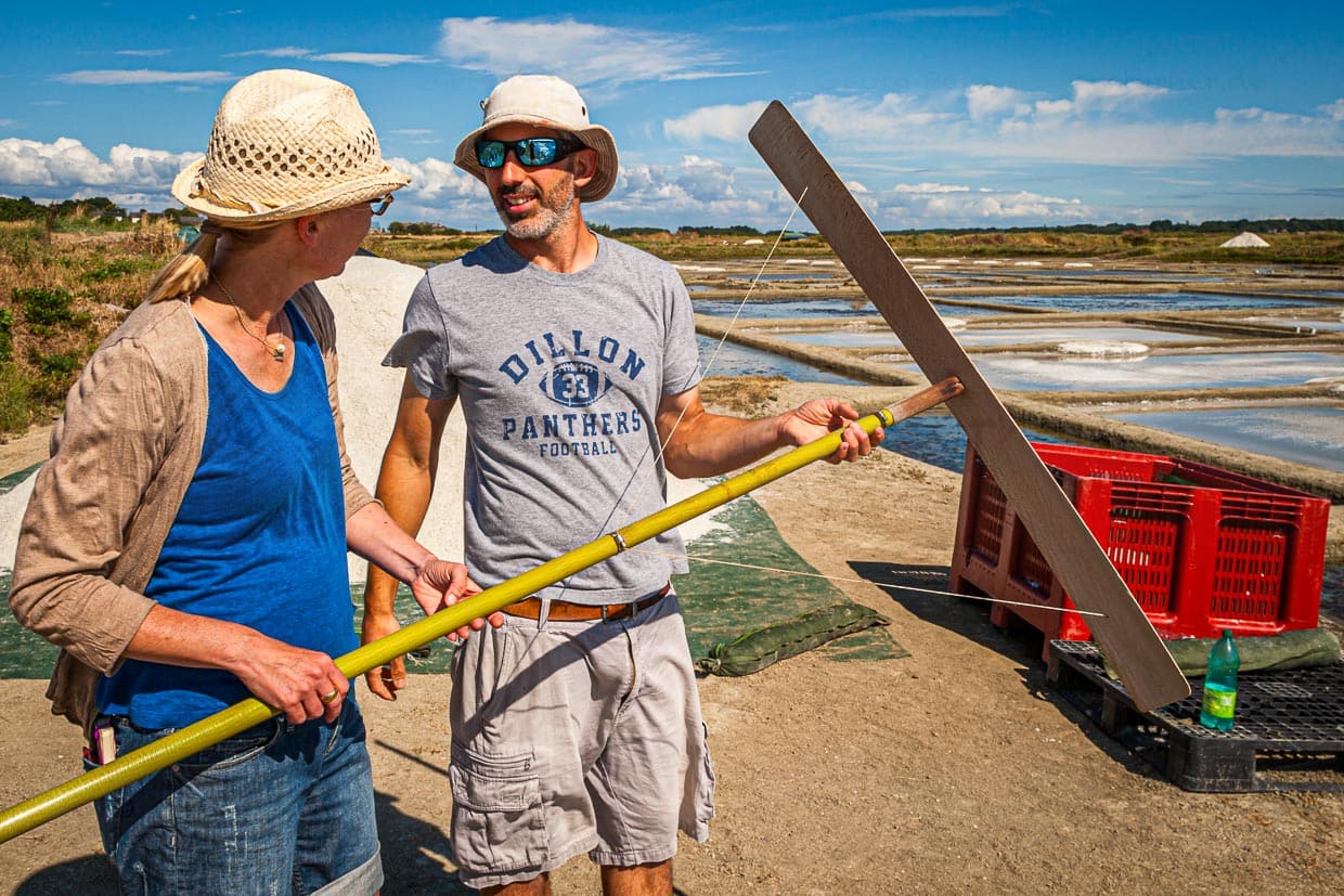 Matthieu erklärt Reporterin Angela Berg die Handhabung des Salzschiebers / © Foto: Georg Berg