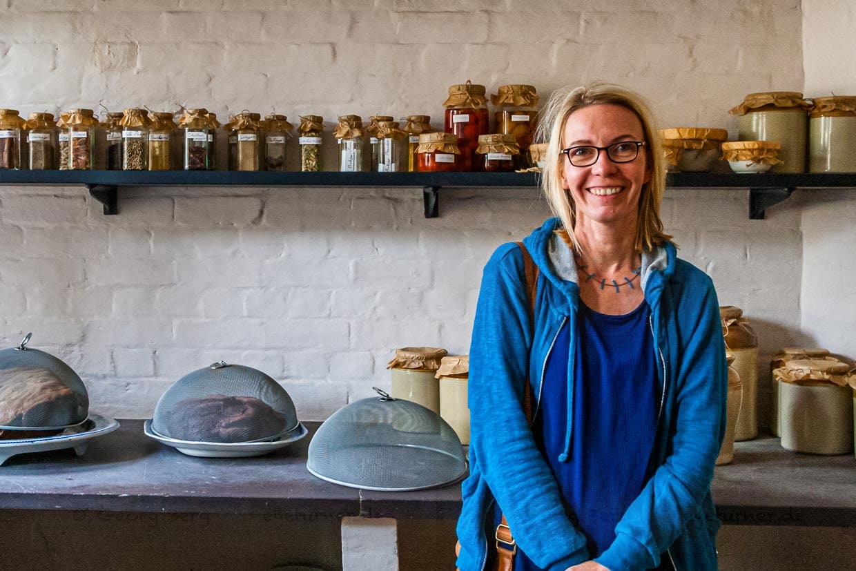 Food-Redakteurin und Großbritannien-Fan Angela Berg in der Küche von Audleys End. Der Alternative zu einem Besuch von Downton Abbey, wenn man im Zenit des Serienerfolgs lange Warteschlangen vermeiden wollte / © Foto: Georg Berg