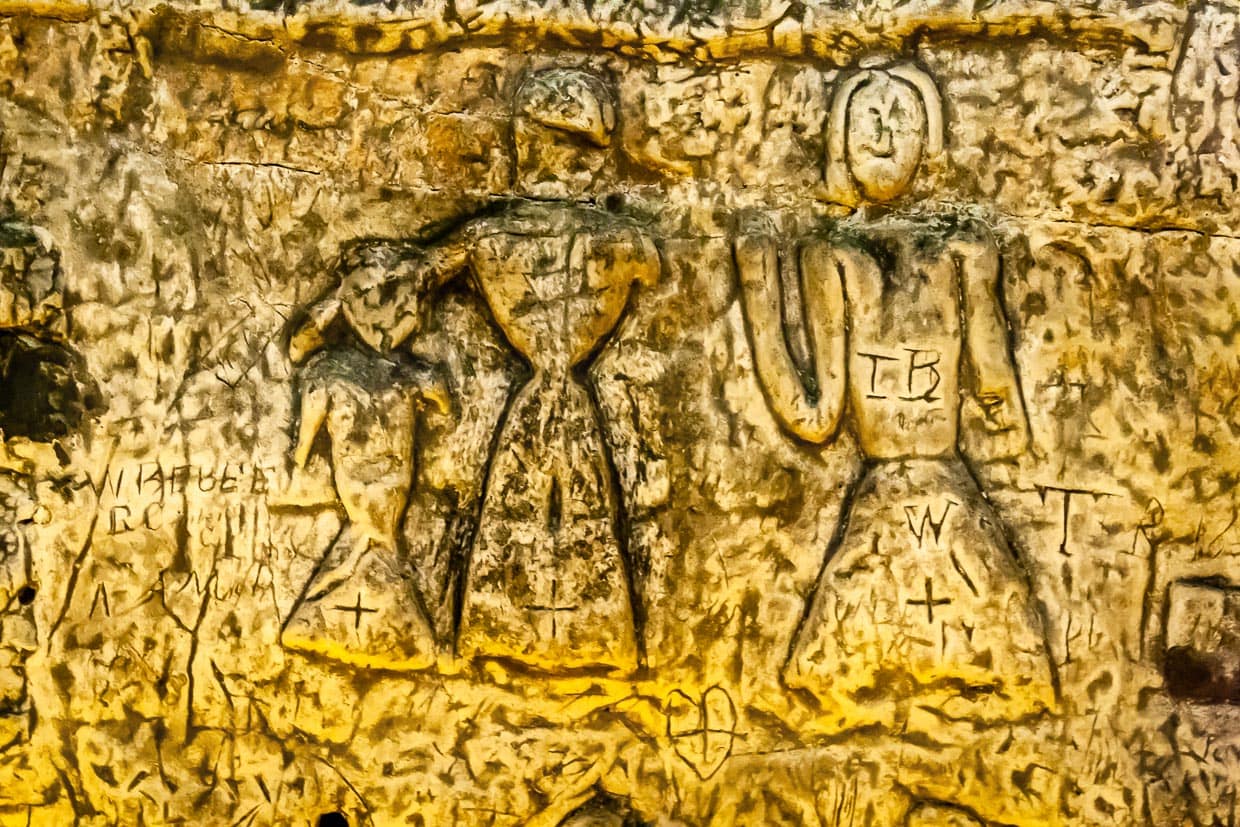 Neuere Untersuchungen zur Gestaltung der Kronen, Schwerter und Kostüme in der Höhle von Royston Cave lassen vermuten, dass die Schnitzereien um die Mitte des 13. Jahrhunderts angefertigt wurden / © Foto: Georg Berg