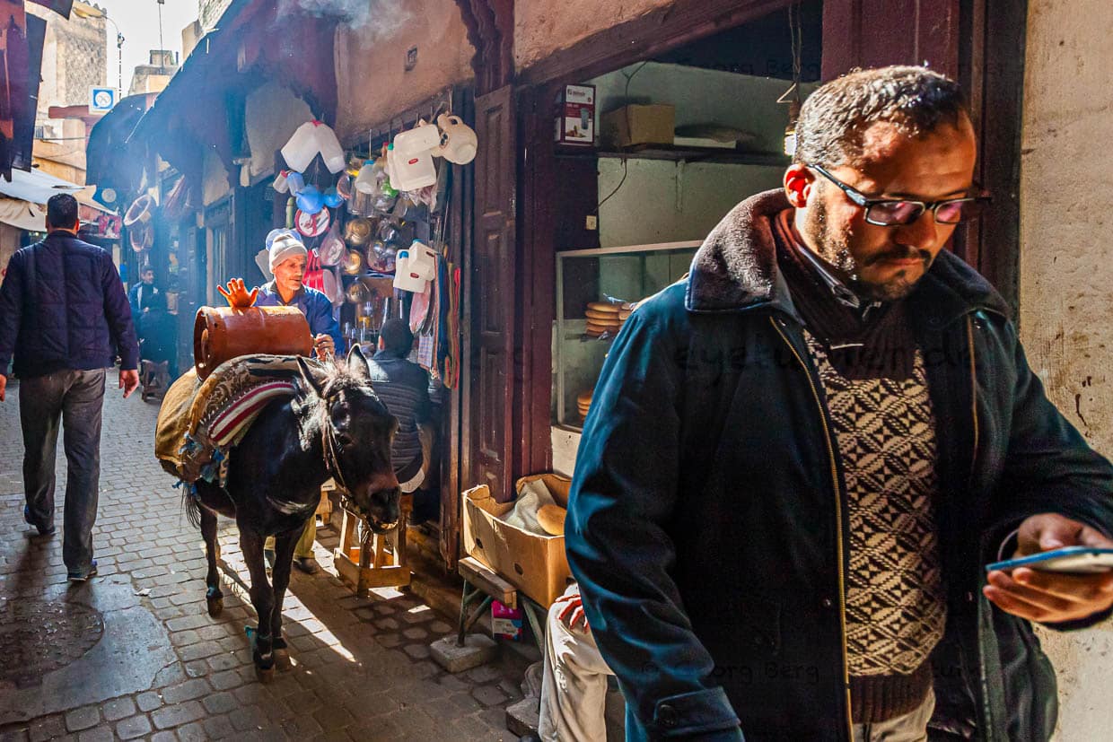 Gassen wie vor 1.000 Jahren, aber die Menschen, die die Stadt mit Leben füllen, leben in der Gegenwart / © Foto: Georg Berg