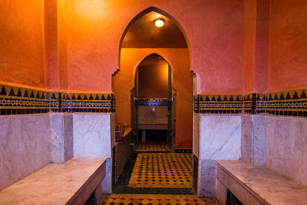 Die im Riad angebotenen Wellness-Anwendungen durch einen Tellak (zugleich Masseur und Bademeister) sollten im voraus gebucht werden / © Foto: Georg Berg