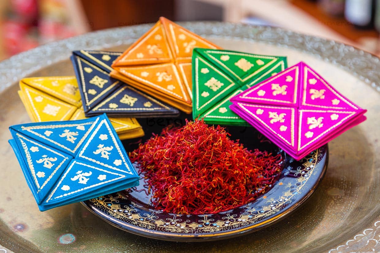 Die Kleingeldbörse hat Georg von seiner Reise ins Morgenland mitgebracht. Genauso wie das kostbarste Gewürz der Welt, den Safran / © Foto: Georg Berg