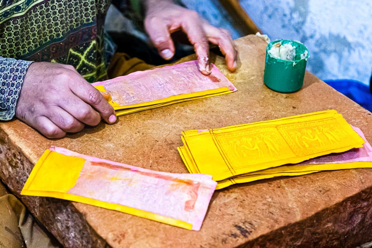 Die Lederhandwerker von Fès sind besonders stolz auf die ausschließliche Verwendung von Naturfarben zum Färben der Ziegen- oder Kamelfelle / © Foto: Georg Berg
