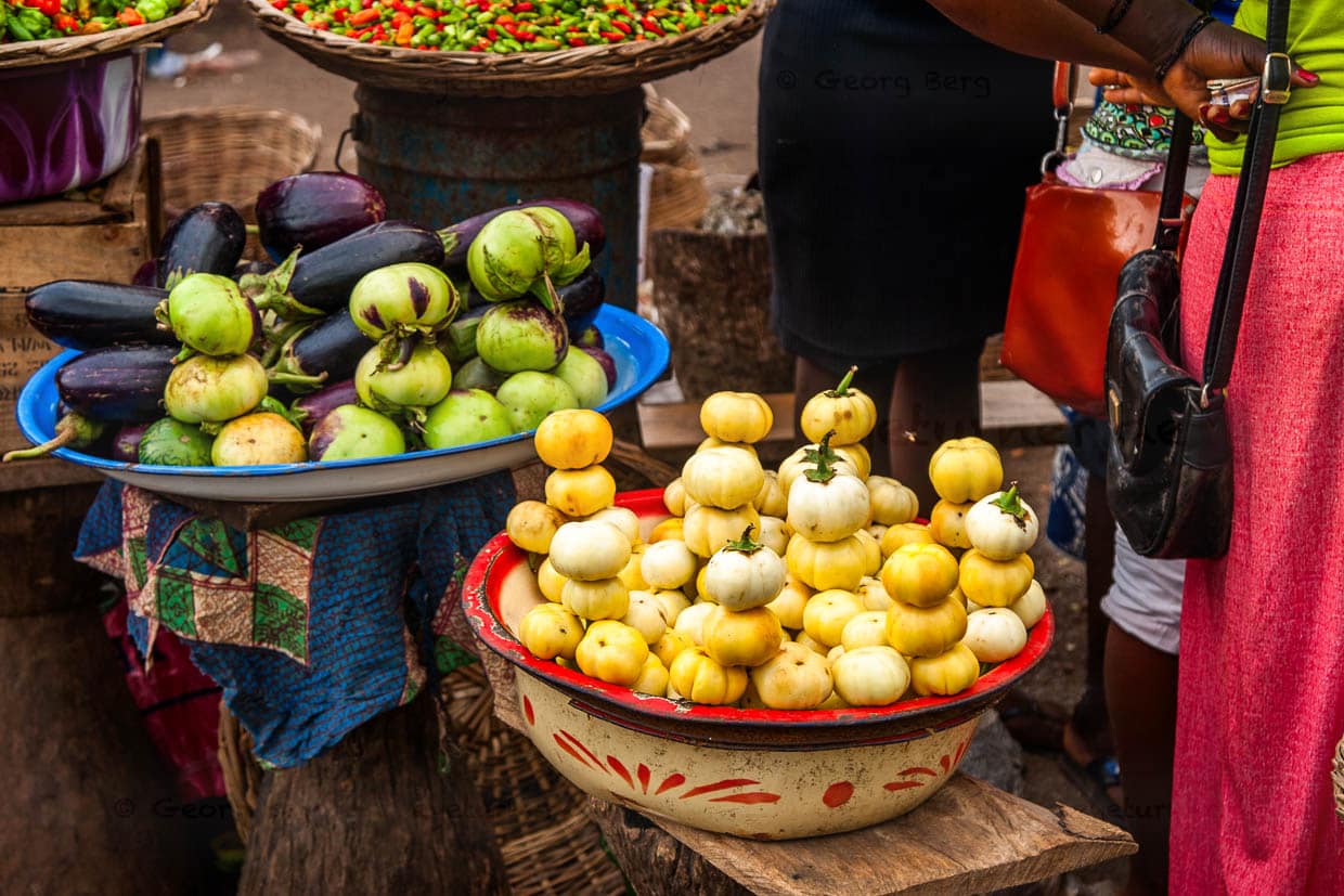 In Sierra Leone gibt es verschiedene Auberginensorten / © Foto: Georg Berg