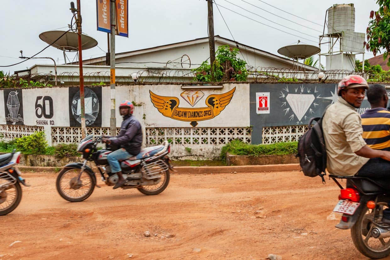 Solche Satellitenschüsseln lassen auf internationale Handelsbeziehungen schließen / © Foto: Georg Berg