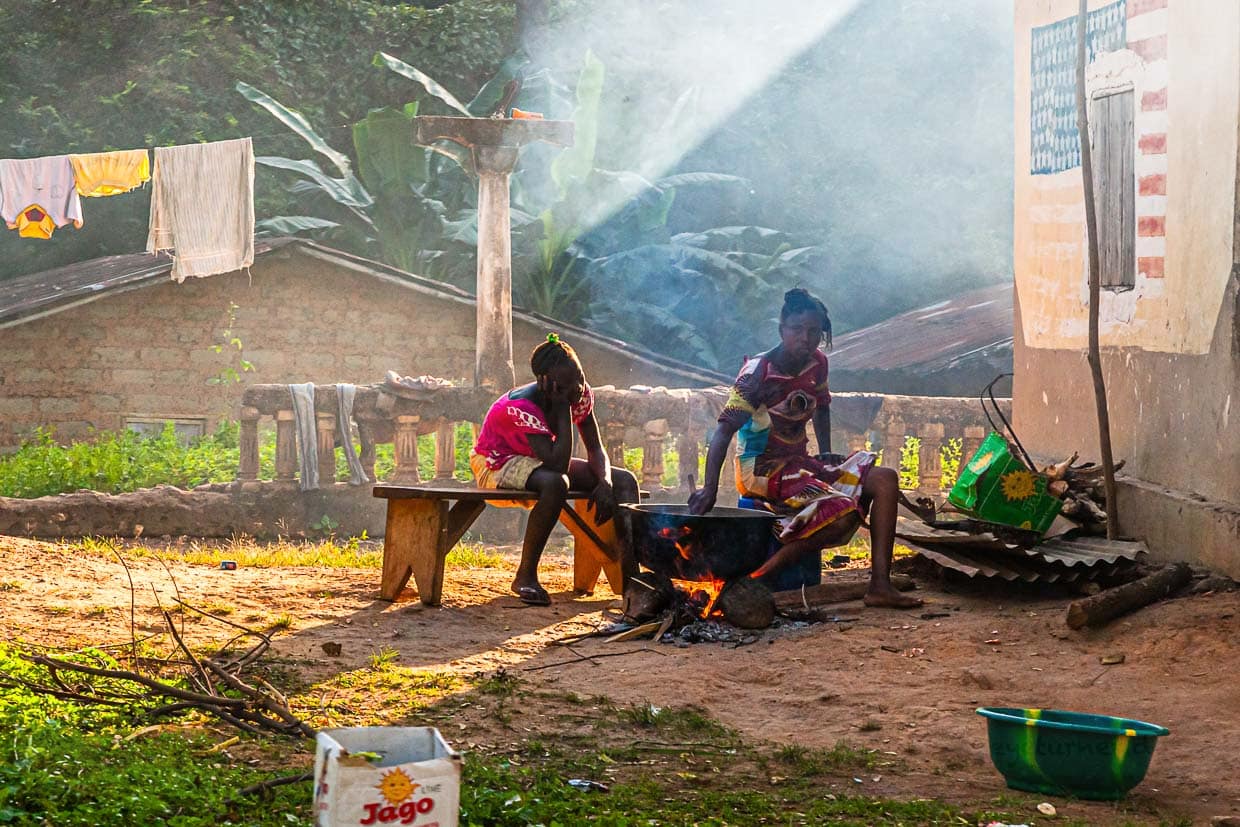 Gekocht wird in Sierra Leone draußen in großen Töpfen auf offenem Feuer / © Foto: Georg Berg