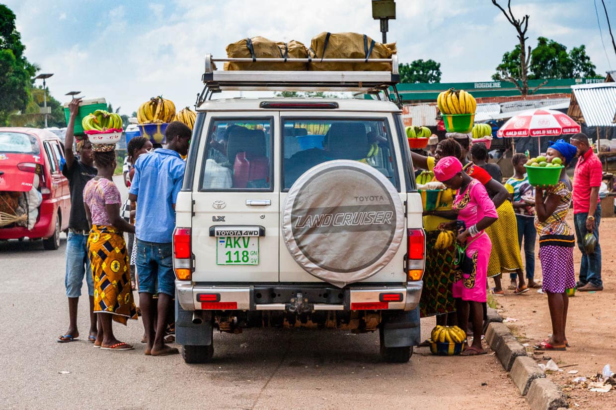 Afrikanische Raststätte - ein Reisender muss nicht zum Kiosk laufen / © Foto: Georg Berg