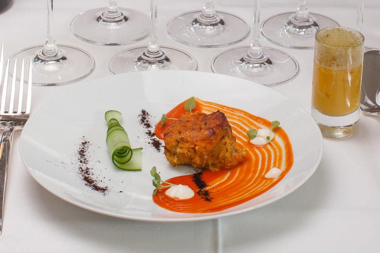 Das Hühnchen-Tikka von Vineet Bhatia ist zart und fein würzig. Es durchwandert bei der Zubereitung gleich drei verschiedenen Marinaden / © Foto: Georg Berg