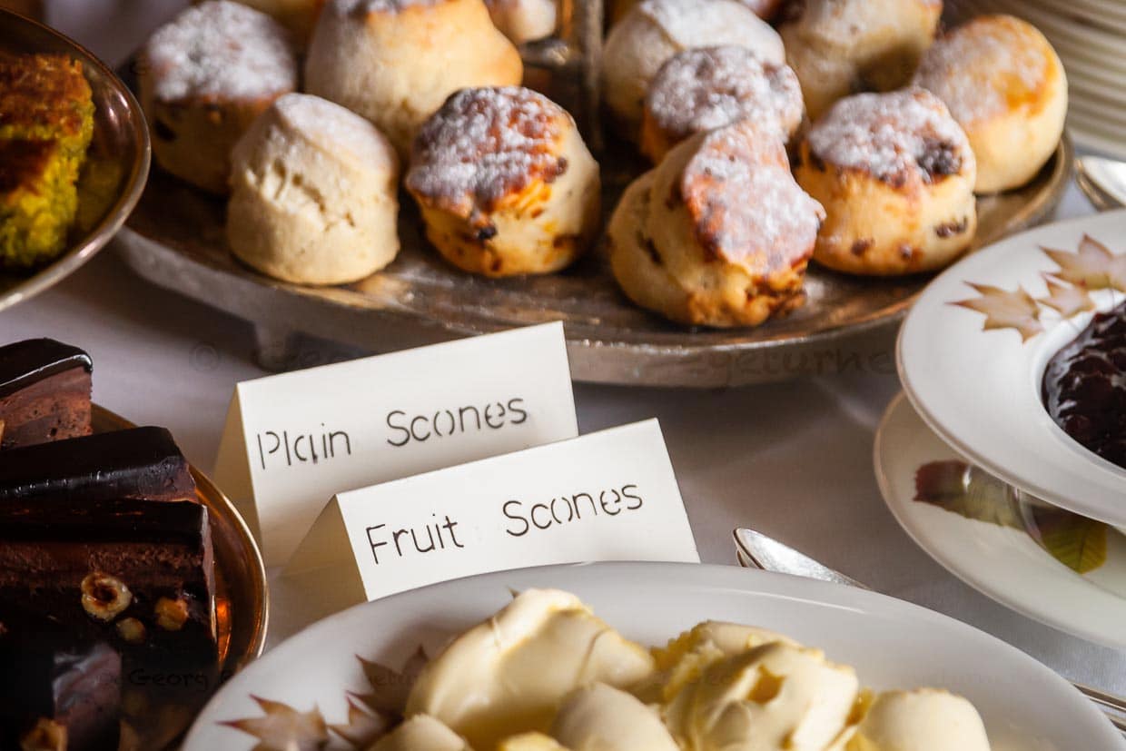 Scones – gehören zu den kulinarischen Erinnerungen meiner ersten Englandbesuche. Daher habe ich zu diesem objektiv betrachtet eher mäßig anspruchsvollen Gebäck, das vor Backpulver strotzt und am Gaumen klebt, noch immer ein total verklärtes Verhältnis / © Foto: Georg Berg