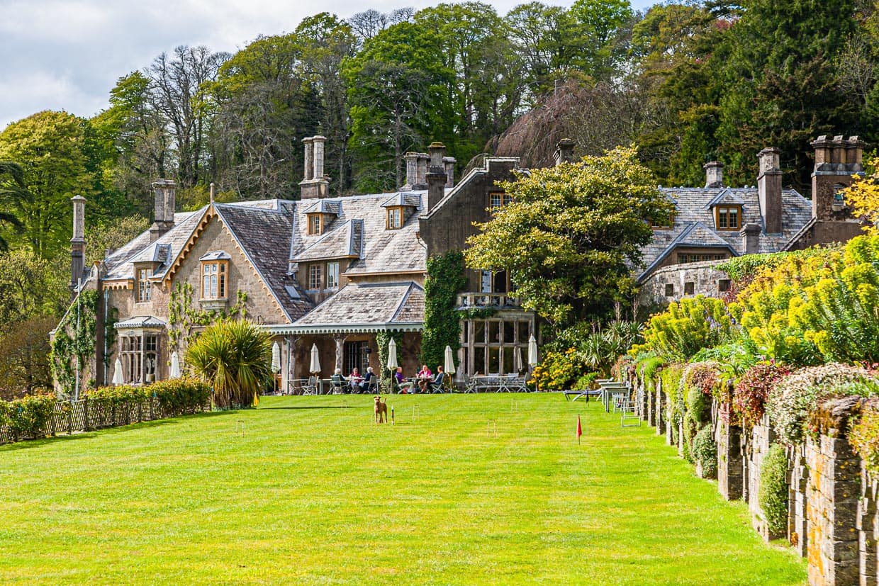 Entlang der längsten Zierrabatte Englands. Auf dem Green lassen sich verschiedenste Gartenspiele spielen / © Foto: Georg Berg