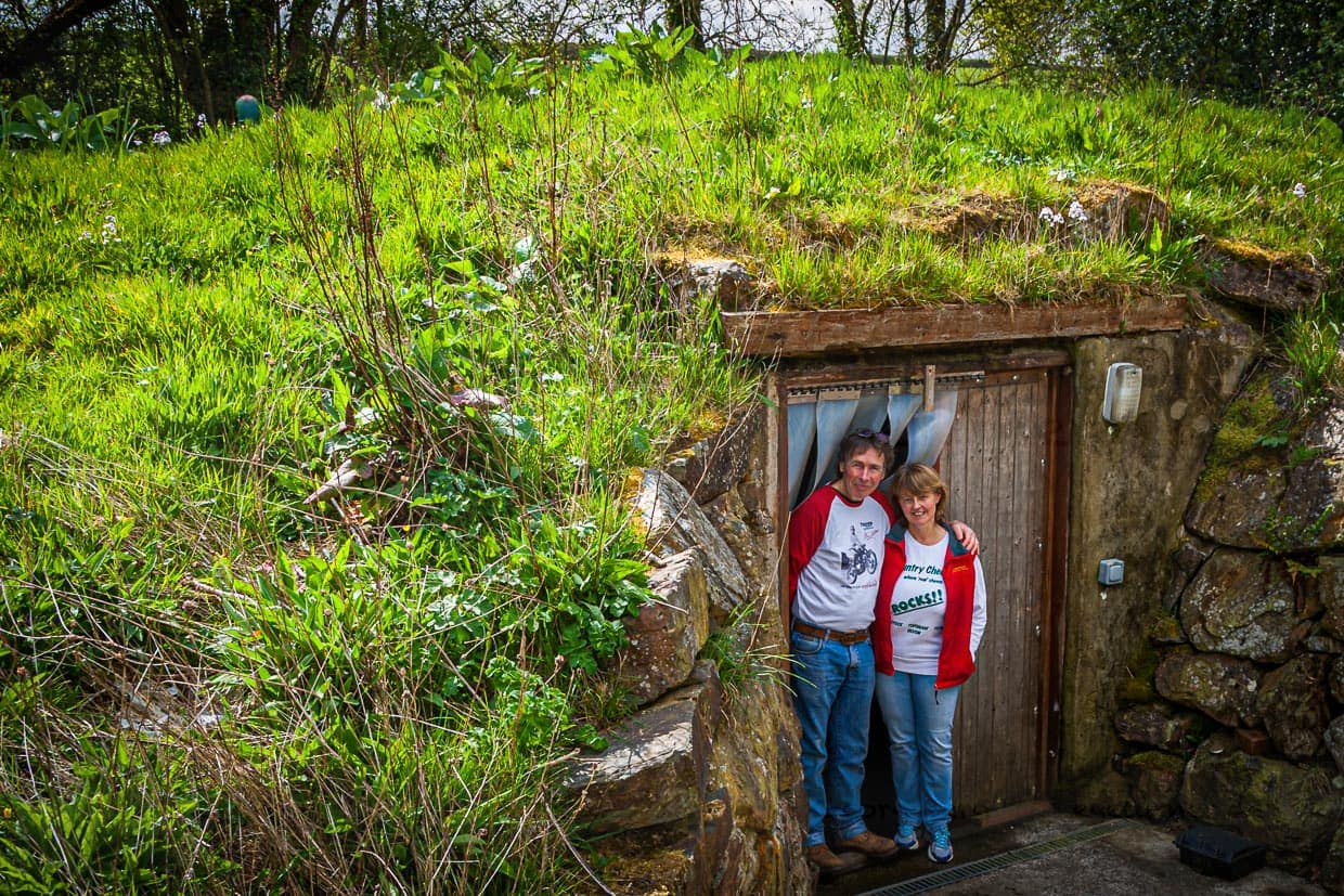 Garry und Elise Jungheim die Käse-Affineure vor ihrem Cave, einer von Garry für die Käsereifung selbst gebauten Höhle / © Foto: Georg Berg