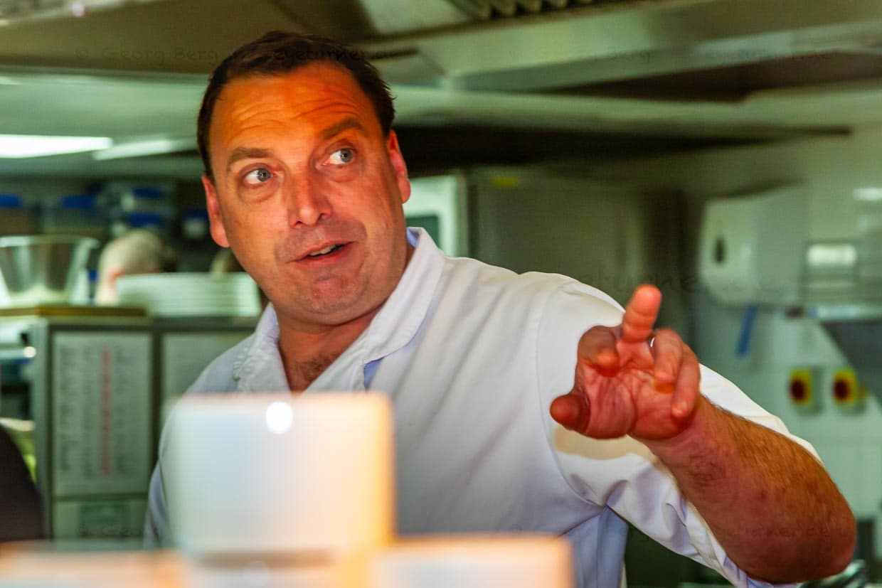 Es gibt viel zu dirigieren, daher unterhalten wir uns am besten in der Küche von Tresanton / © Foto: Georg Berg