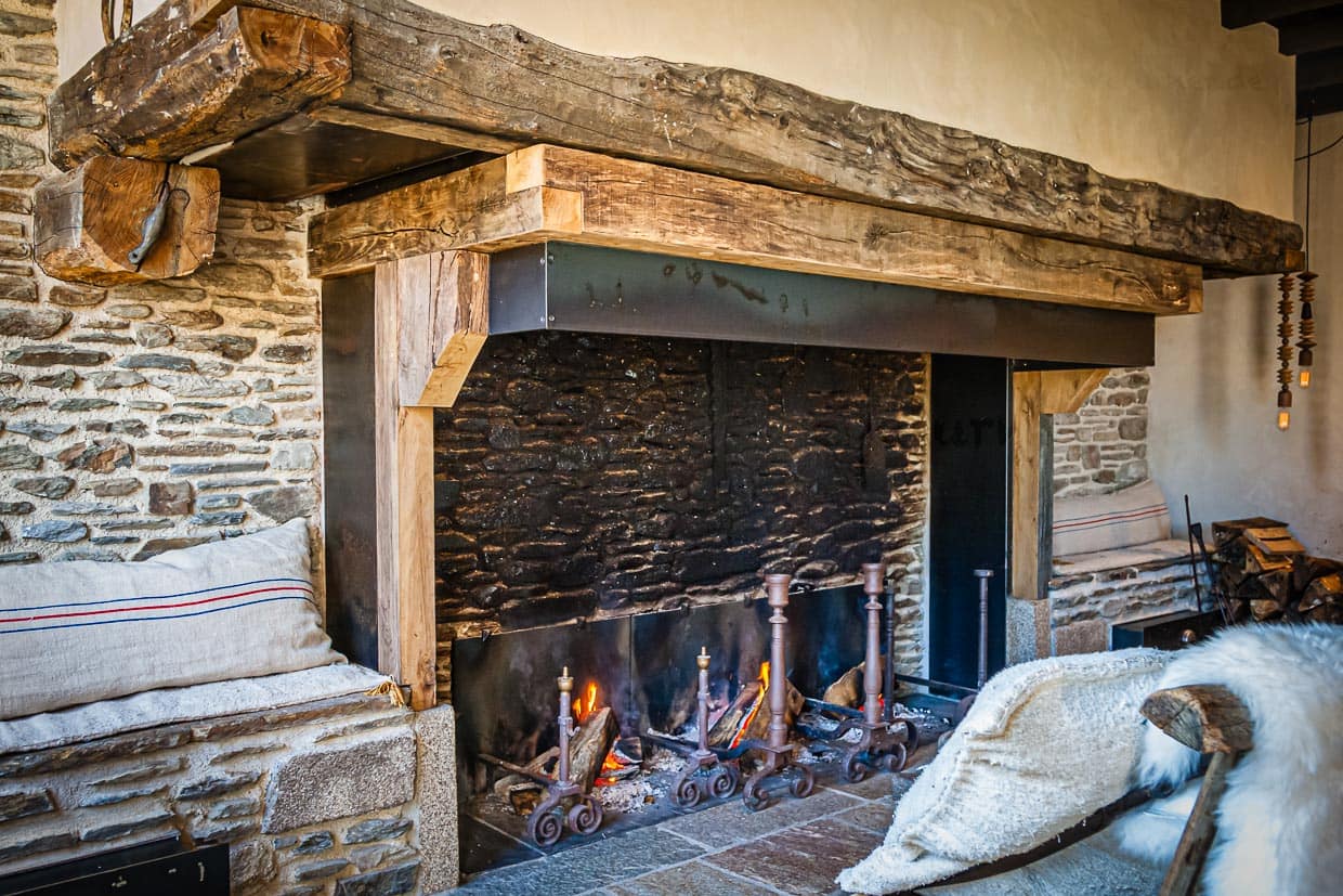 Der riesige Kamin am Eingang zum Wellnessbereich lädt zum Verweilen nach dem keltischen Bad ein / © Foto: Georg Berg