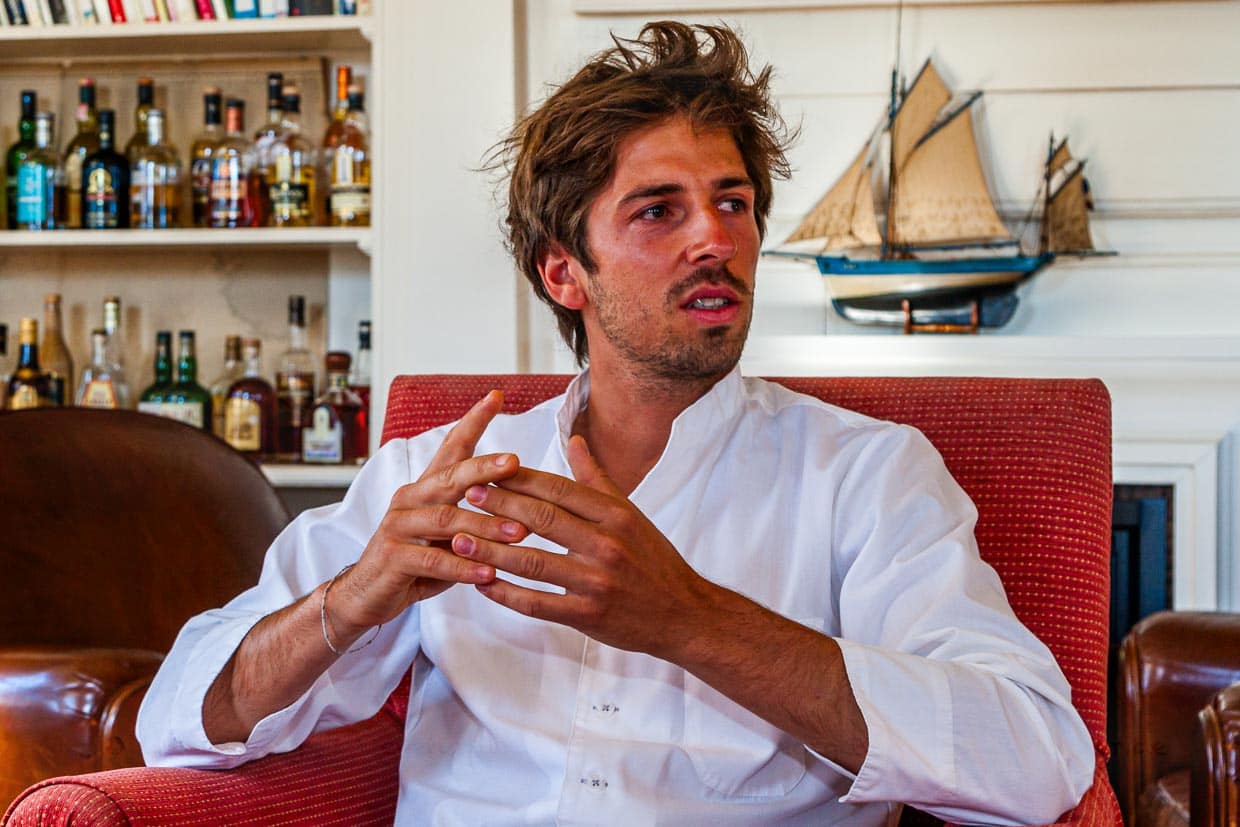 Hugo Roellinger, 29 Jahre und nach einer Zeit als Seefahrer zurück im Familienbetrieb. Der gelernte Koch war in seiner Zeit auf See auch für die Brittany Ferries, der bretonischen Fährgesellschaft, unterwegs / © Foto: Georg Berg