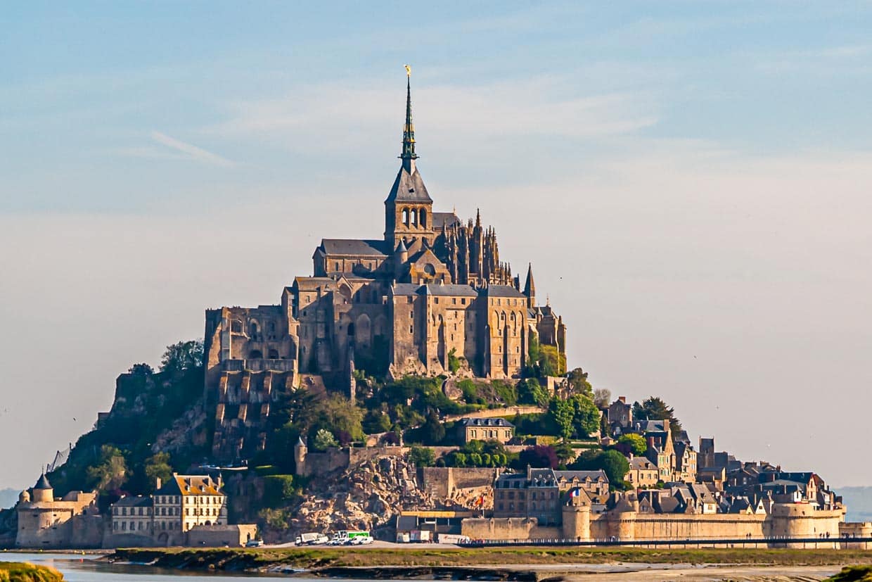 Um den Mont St. Michel so nah zu sehen, muss man schon einige Kilometer fahren / © Foto: Georg Berg