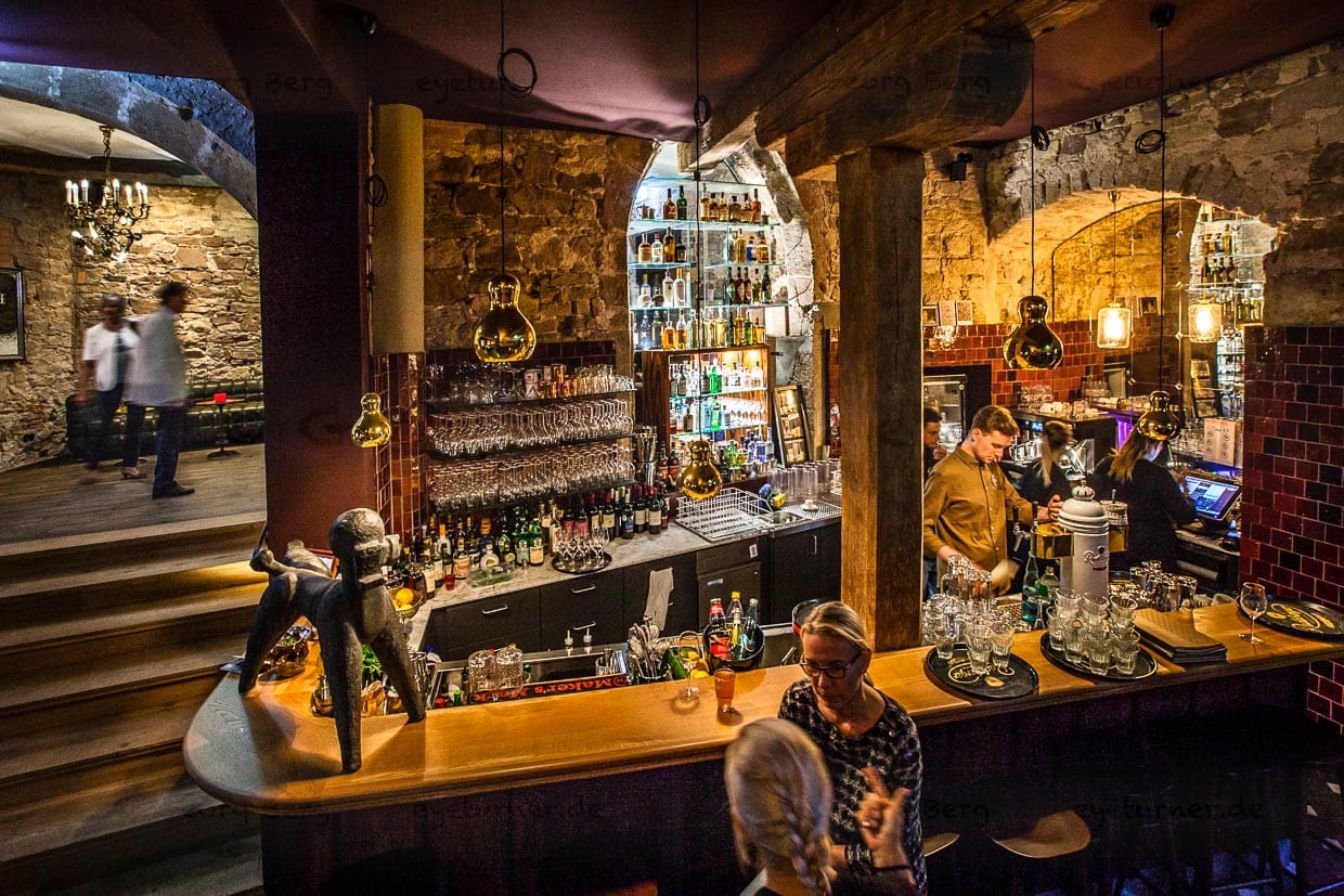 Anziehungspunkt am Abend: die Pudelbar. Mindestens so erwähnenswert wie der Pudel, ist auch die Thekenverkleidung. Sie besteht aus dem verrosteten Blech einer alten Scheune, die Rainer Holzhauer bei einem Ausritt zu Pferd entdeckt hat / © Foto: Georg Berg