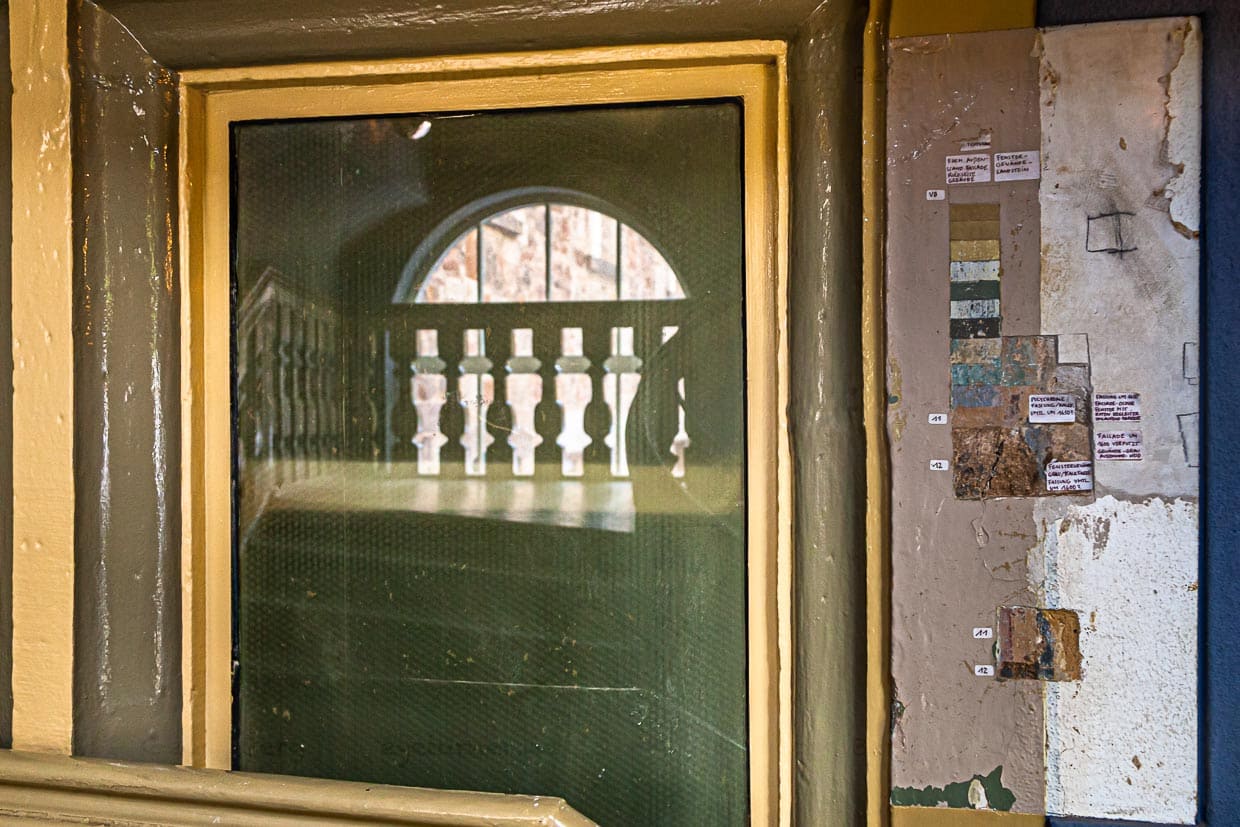 Schicht für Schicht – 300 Jahre Außenfassade auf wenigen Quadratzentimetern / © Foto: Georg Berg