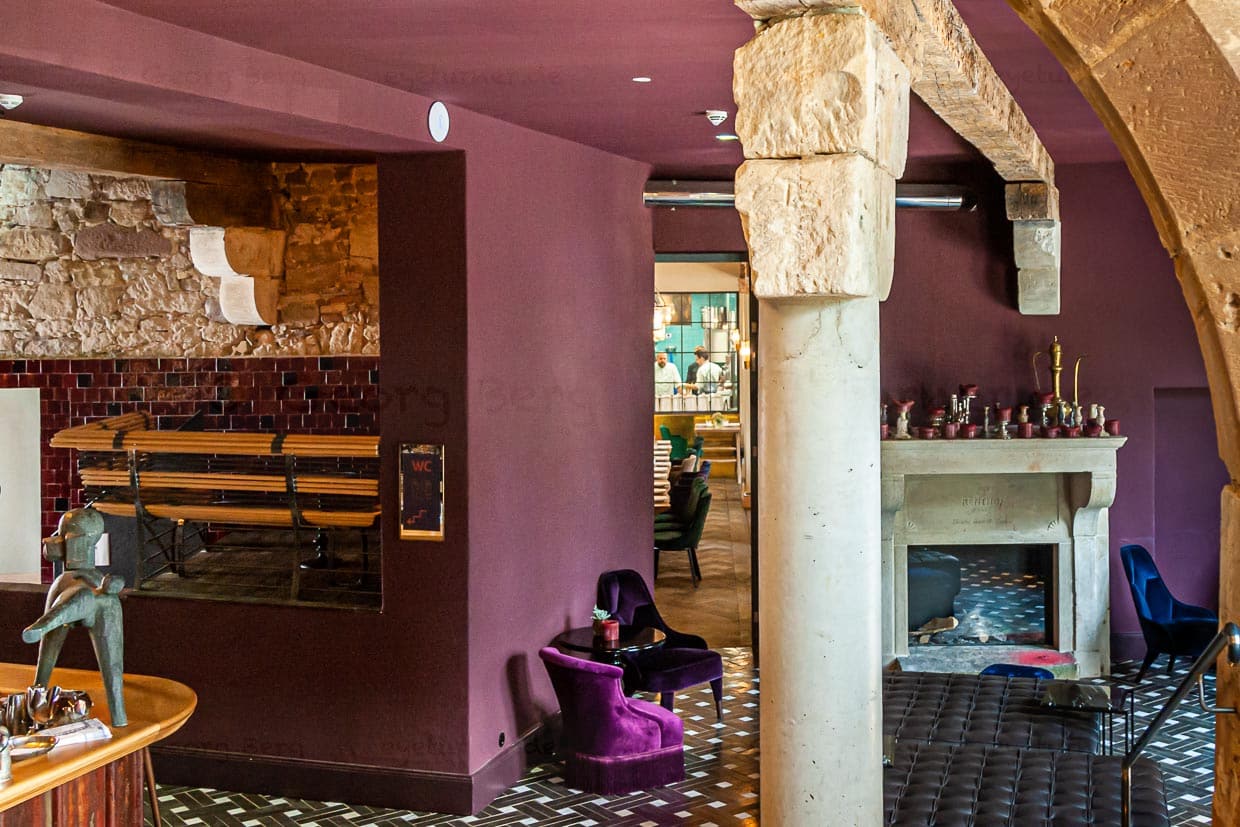 Blick in die Tiefe: Wer in das Restaurant oder an die Bar möchte, kommt durch die Lounge und gleich in Stimmung. Ein mutiger Stilmix von Farben, Möbeln und Fliesen immer mit dem Charme des alten Gesteins als Kontrast / © Foto: Georg Berg
