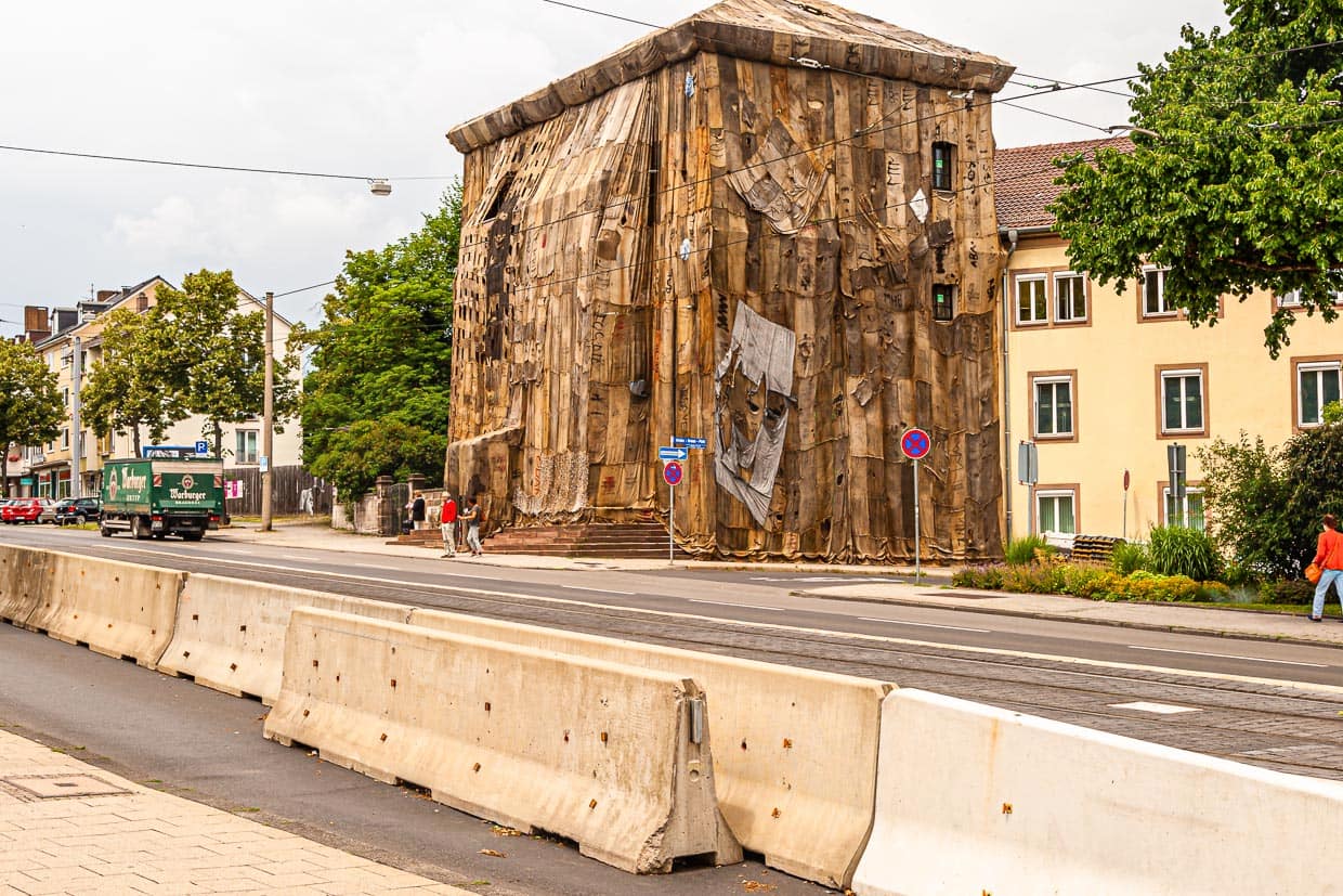 Die Verhüllung der Torwachen mit Jutesäcken des Künstlers Ibrahim Mahama aus Ghana während der documenta 14 in Kassel / © Foto: Georg Berg