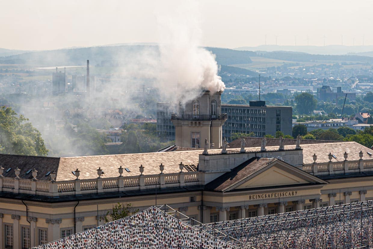 Kassel schickt Rauchzeichen vom Zwehrenturm. Künstler Daniel Knorr will mit diesem Rauch „Warme Signale“ nach Athen senden. Eigentlich sollte der Rauch immer dann aufsteigen, wenn auch die documenta in Athen geöffnet ist. Aber nun schickt Kassel auch nach dem Ende der d14 in Athen weiter warme Rauchzeichen vom Zwehrenturm / © Foto: Georg Berg