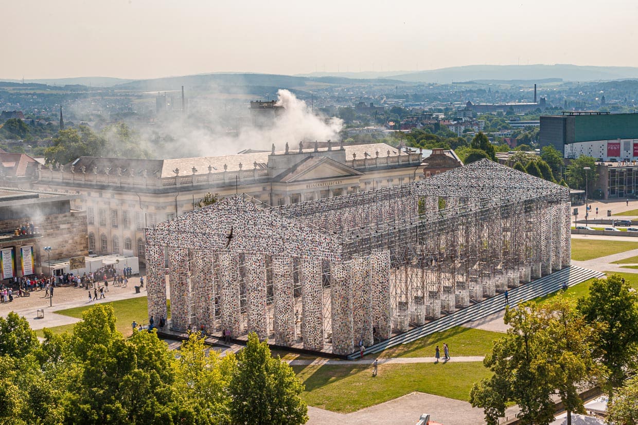 Das Parthenon der Bücher – und täglich wird die Konstruktion, die in ihrer Dimension ein Nachbau des Tempels auf der Akropolis ist, massiver und mit weiteren Büchern bestückt / © Foto: Georg Berg
