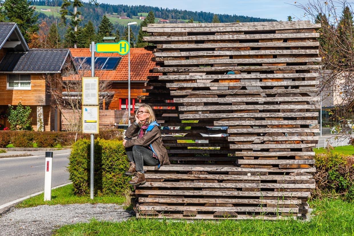 Anton Garcia Abril und Debora Mes, Ensamble Studio aus Spanien. Das Architekten-Duo war fasziniert von der Qualität roher, unbehandelter Eichenbretter und der Art der Schichtung in den Trockenlagern der Holzwerkstätten im Bregenzerwald. BUS:STOP Krumbach, Vorarlberg, Österreich / © Foto: Georg Berg