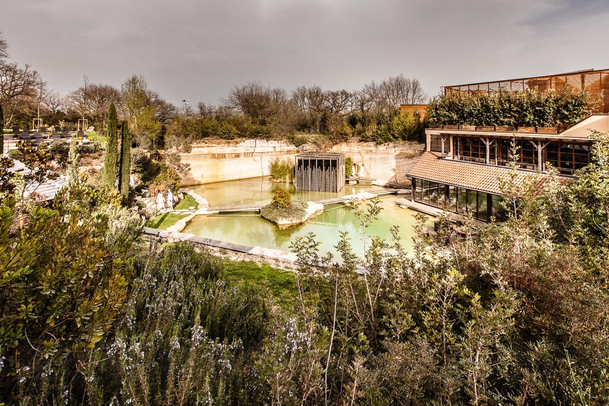 Das Hotelgebäude im Stil einer toskanischen Villa ist in einen ehemaligen Steinbruch gebaut. So fügt sich das Hotel Adler Thermae in die von der UNESCO geschützte Landschaft / © Foto: Georg Berg
