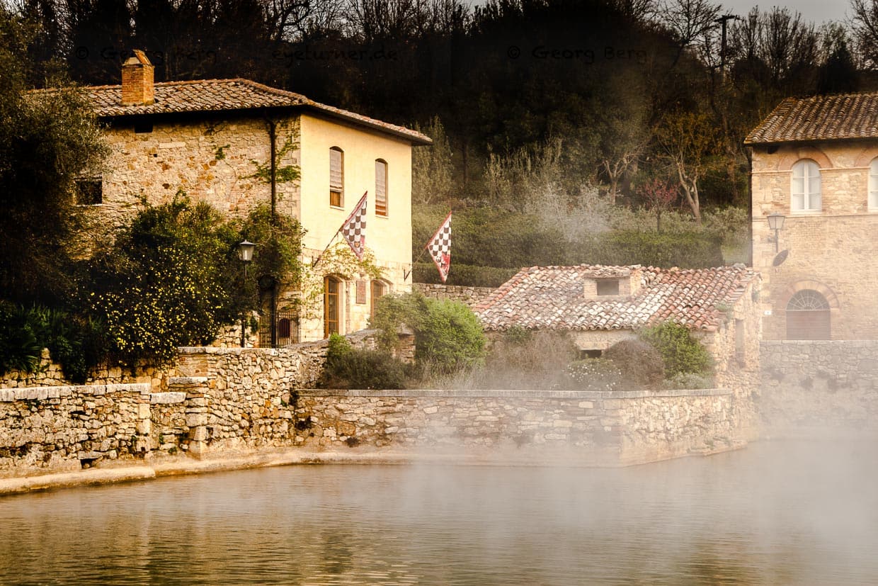 In der Ortsmitte von Bagno Vignoni dominiert das alte Thermalbecken. Heute ist da Becken denkmalgeschützt und Baden hier verboten. Aber der Charme der alten Badestätte ist perfekt erhalten. Einige Cafés und Restaurant säumen die historische Stätte, die oft auch schon Filmkulisse war / © Foto: Georg Berg