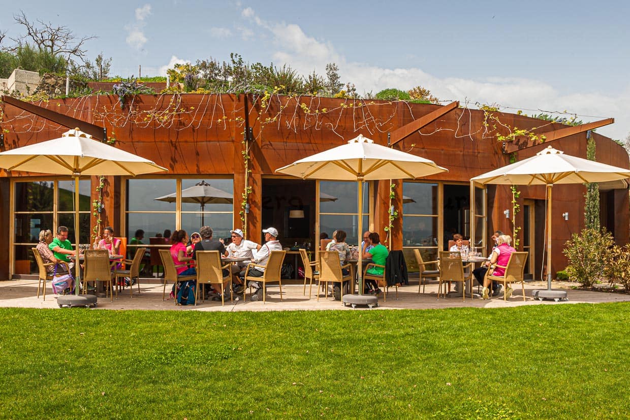 Entspannt genießen auf der Panorama-Terrasse der Tenuta Sanoner / © Foto: Georg Berg