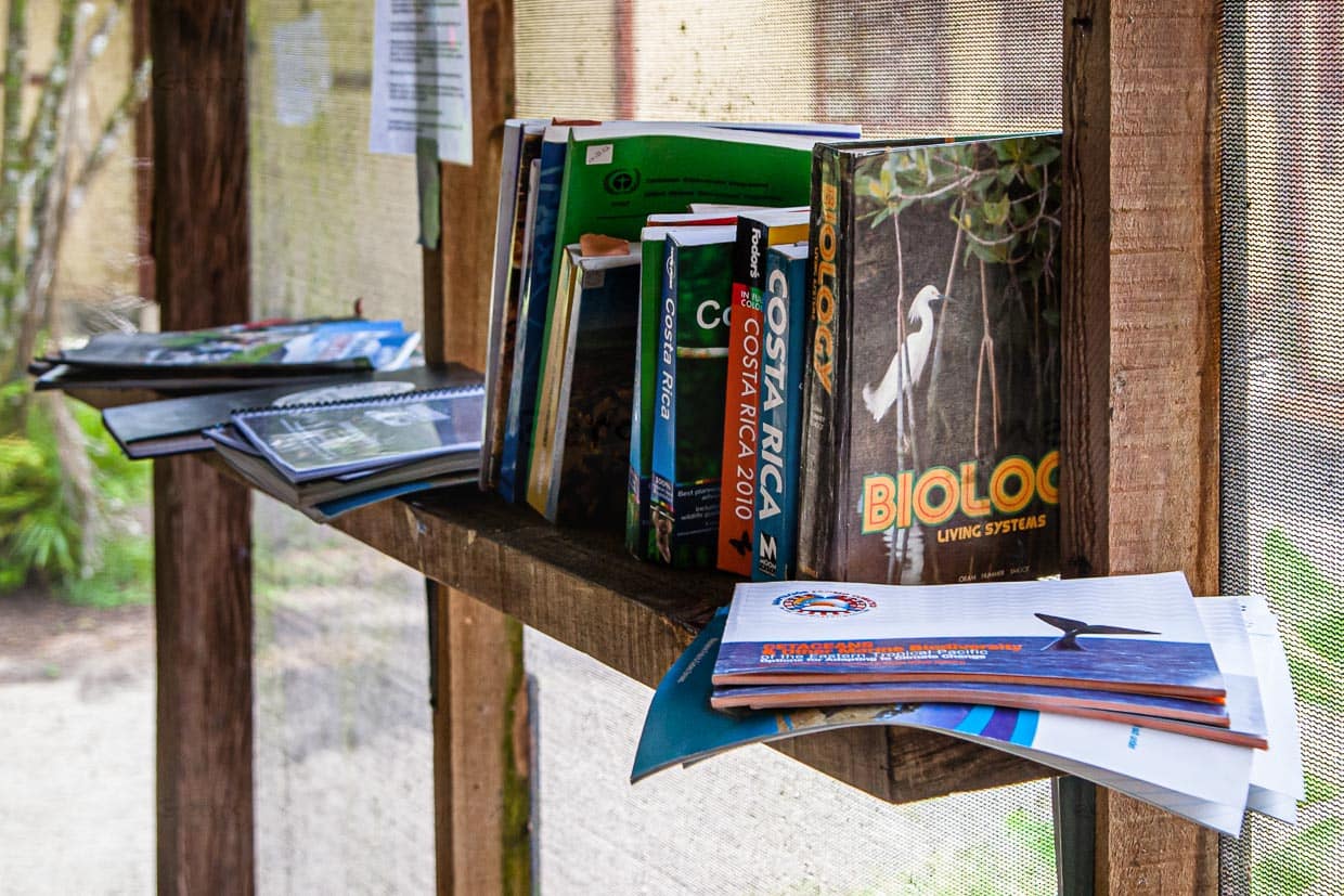 Die Präsenzbibliothek mit Wissenschafts- und Reiselektüre steht im Speise- und Tagungsraum / © Foto: Georg Berg