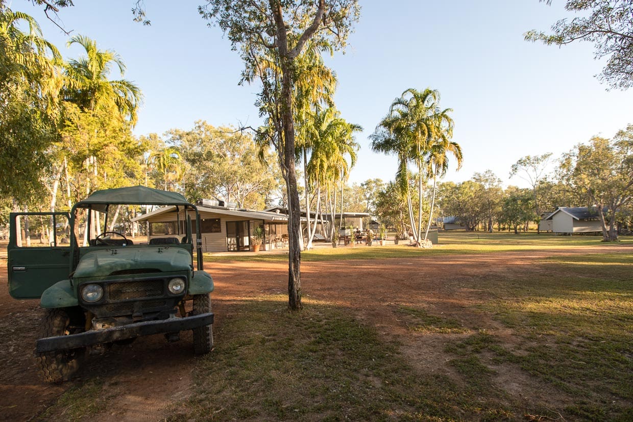 Sab Lords Safari-Fahrzeug ist startklar auf dem weitläufigen Gelände der Davidsons Lodge / © Foto: Georg Berg