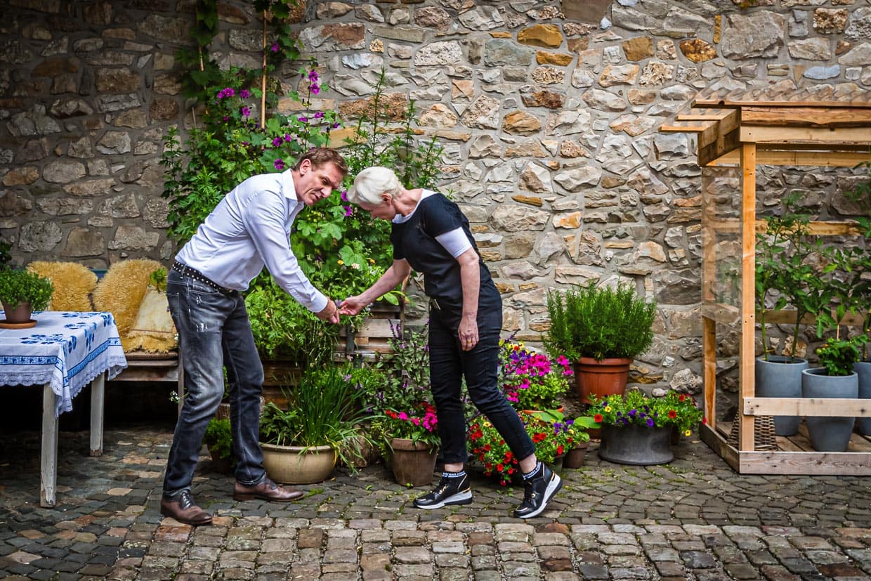 Accessoires aus dem eigenen Garten. Su und Bui Vössing suchen nach passenden Blüten für die Dekoration der Gerichte im Kochbuch / © Foto: Georg Berg